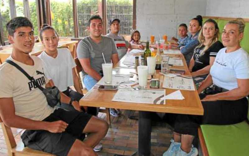 Deportistas de Medellín y Manizales se reunieron en un almuerzo en el restaurante La Farfalla: Mateo Giraldo, Mariana Libreros, 