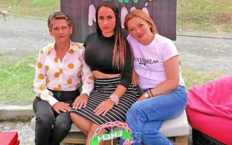 A la señora Olga Patricia Mora le celebran el día de la madre Luz Stella Martínez Mora y Luz Miriam Posada.