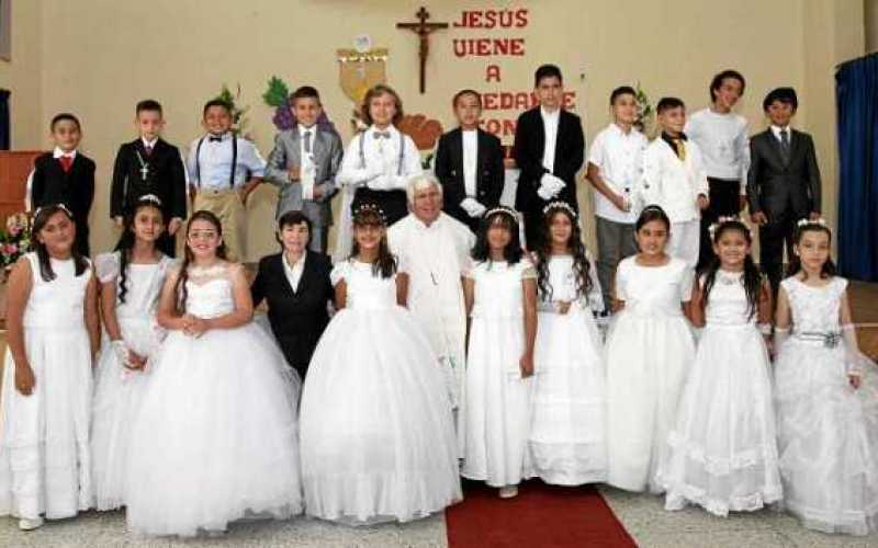 En el colegio Filipense se celebró la ceremonia de primeras comuniones a 20 niños y niñas.