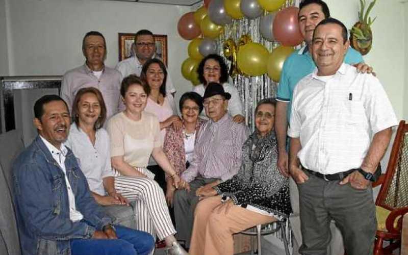 En la fotografía la familia Betancur Marín, muy reconocida de Villamaría, acompaña a don Rogelio en la celebración de sus 90 año