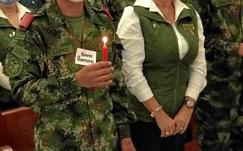 Ángela Gómez de Cárdenas fue la madrina de confirmación del soldado Kevin Ramiro López Marín durante la celebración de los bauti