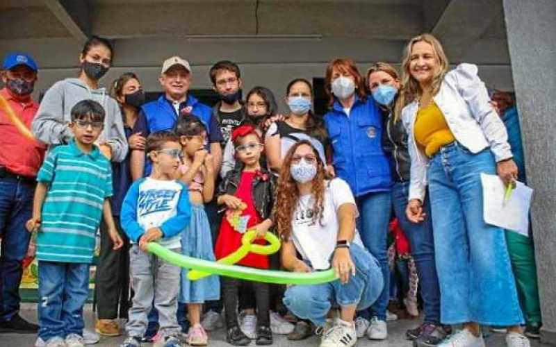 Foto | Alejandro Montaña | LA PATRIA     Miembros del Club Rotario Manizales y algunos beneficiarios posaron al término de la ac