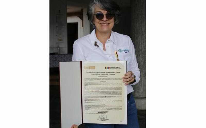 La Comisión Sexta del Senado de la República de Colombia condecoro a la Señora Claudia María Agudelo Velez, por su trabajo dedic
