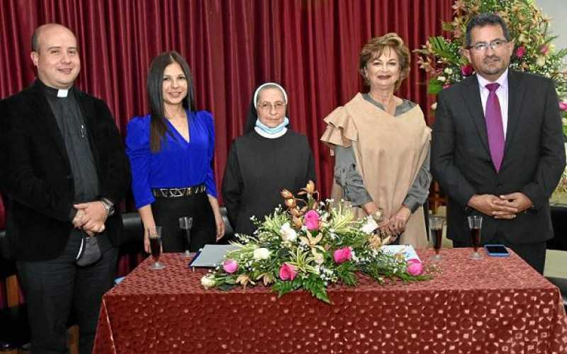 Héctor Adrián Gaviria Chica, capellán del colegio; Rosa Eugenia Peralta, presidenta del Consejo de Padres; sor Aurora Morales, r