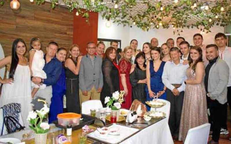 Con una cena en el restaurante Casa Grande, celebraron el título de fisioterapeuta a Manuela Giraldo Herrera. Felicitaciones.