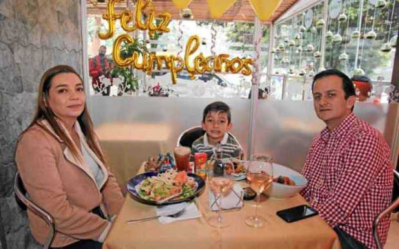 En el restaurante Sushi Time se ofreció un almuerzo con motivo del cumpleaños de Julián Gómez González, lo acompañaron Lina Marí