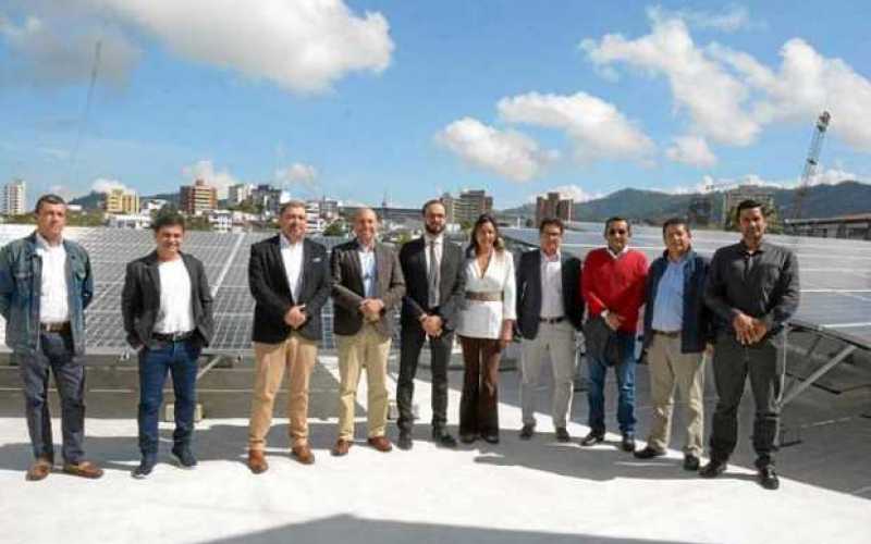 La Universidad Nacional, sede Manizales, presentó la generación de energía fotovoltaica, con paneles solares. Asistieron: Héctor