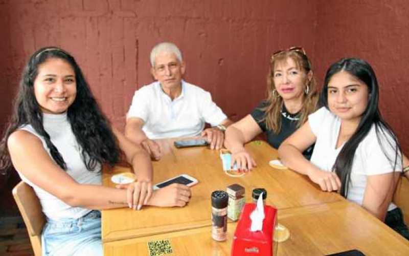 En un almuerzo familiar compartieron Silvana Marín, Carlos Marín, Liliana Galvis y Carla Marín.