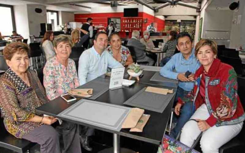 Con un almuerzo por motivo del cumpleaños de Gloria Patricia Vasco Rivera, se reunieron en el Club Manizales El Cable Edilma Riv
