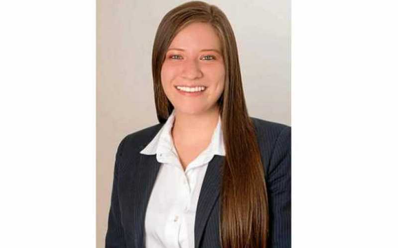 En ceremonia realizada el primero de abril, Danna Valeria Castaño recibió el título de Trabajo Social, otorgado por la Universid