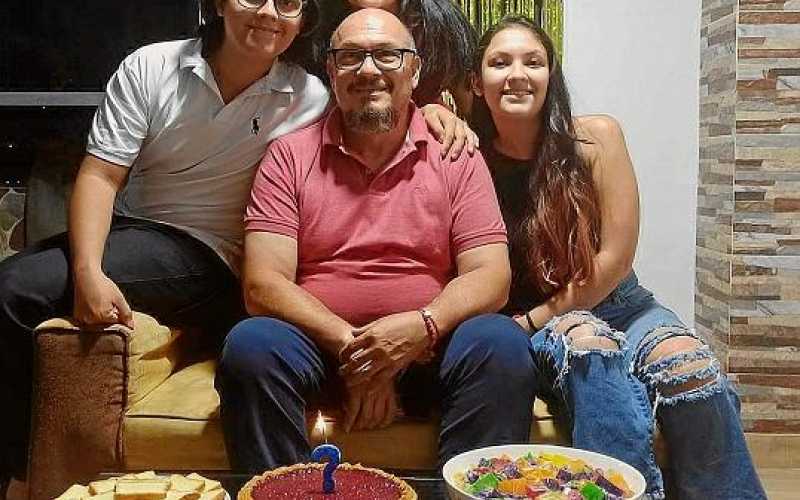A Fabio Marín (centro) su esposa, Luz Deisy Betancurth, y sus hijos, Daniela y Juan Camilo, le celebraron su cumpleaños en una r