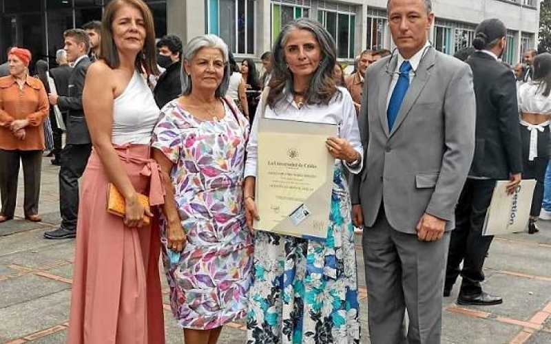 Ángela Gómez Orozco se graduó de la maestría en Artes Plásticas de la Universidad de Caldas. La acompañan su esposo, Rafael Jara