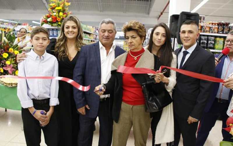 Foto | Darío Augusto Cardona | LA PATRIA    Los directivos de supermercados El Ahorro ofrecieron un cóctel en la apertura de la 