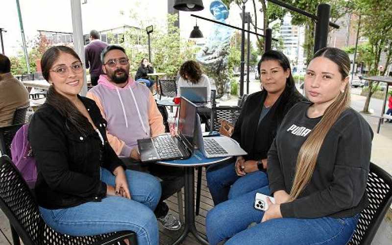 En Juan Valdez se reunieron Natalia Castellanos, Juan Camilo Florez, Paola Mesa, y Laura Orozco. 