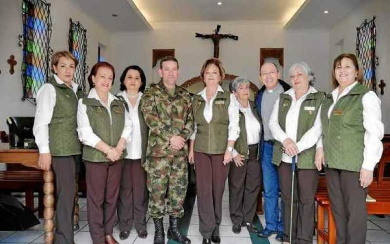 En la Capilla del Batallón Ayacucho, las señoras del voluntariado, el capellán y el comandante de la Unidad Militar, realizaron 