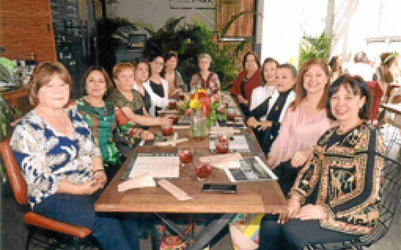Egresadas del colegio Antonia Santos se reunieron en el restaurante Bretton para celebrar 50 años de haberse graduado de esa ins