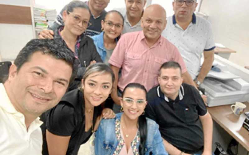 Foto Cortesía | LA PATRIA   Funcionarios de la Secretaría del Tribunal Administrativo de Caldas le celebraron el cumpleaños a Di