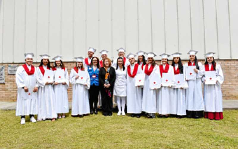 La Cruz Roja, seccional Caldas, otorgó el título laboral de Auxiliar en Enfermería a 14 estudiantes.