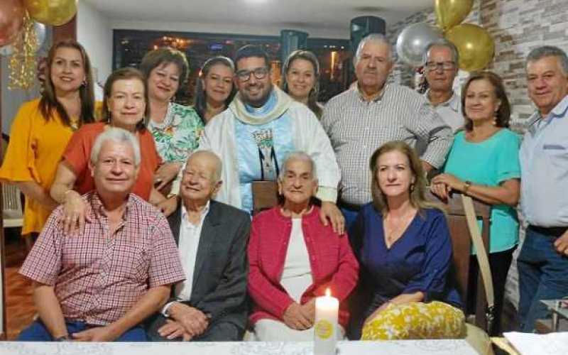 Foto|Lector|LA PATRIA   Con una misa celebraron un nuevo aniversario Enrique Botero y Martha Álvarez en compañía de sus hijos, s