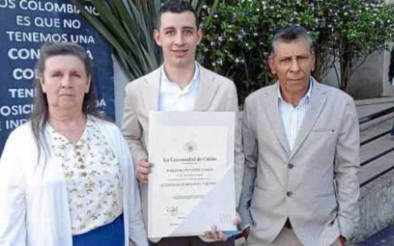 Foto|Lector|LA PATRIA    La Universidad de Caldas le otorgó el título de Licenciado en Biología y Química a Pablo Felipe Patiño 