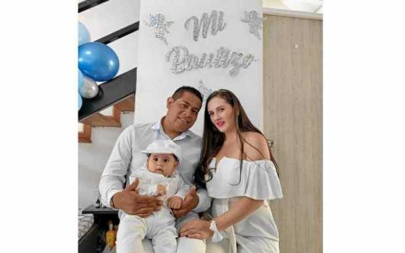 Juan Miguel Medina Sánchez fue bautizado en días pasados en la foto con sus padres Ferney Medina y María Angélica Sánchez.