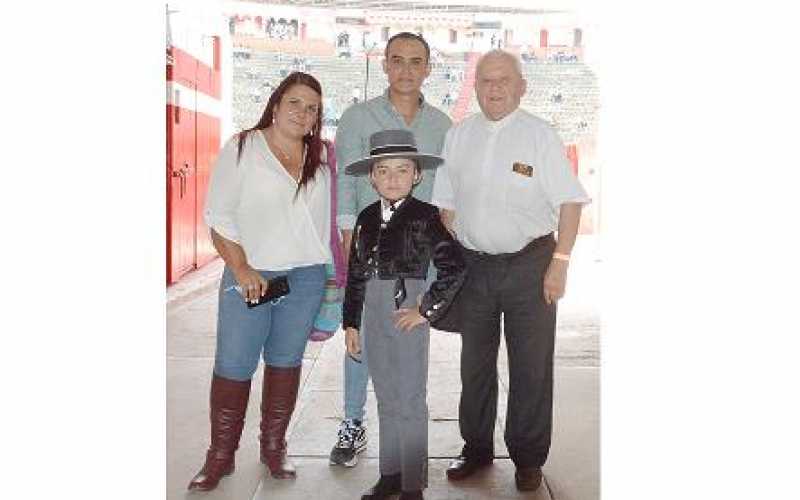 Jeronimo Vallejo Gutierrez de 8 años de edad, vestido de campero, fue el encargado de abrir la plaza en la primer corrida de abo