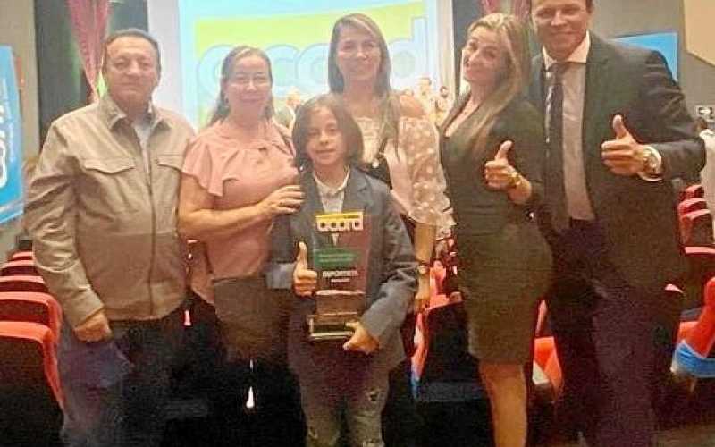 Foto | Cortesía Rubén Darío Franco Narváez | LA PATRIA     Sebastián López López compartiendo el trofeo con su familia, de izqui