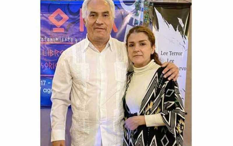 Javier Humberto Arias y Ana Muñoz, propietaria de la librería Ágora.