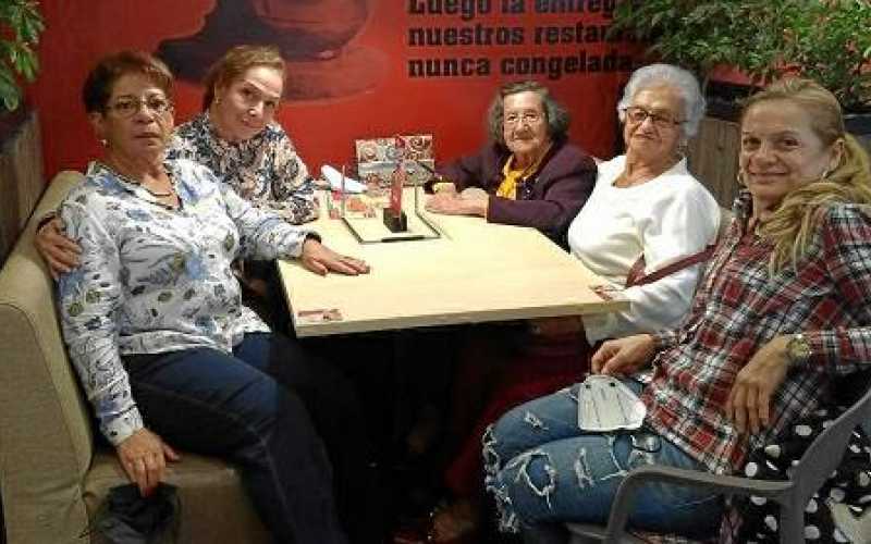 Compañeras y amigas de la poetiza Dorian Hoyos le Celebran el cumpleaños en un restaurante de Manizales. En la foto María Luisa 