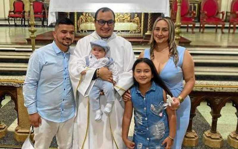 Foto | Archivo Familiar | LA PATRIA   El padre Gustavo Adolfo Sánchez bautizó a Rafel Sánchez Tejada en compañía de sus padres, 