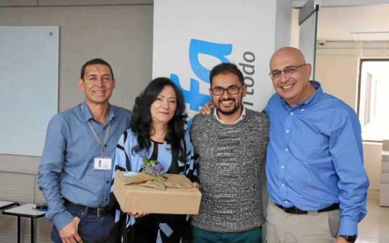 Empleados de Confa agradecen a Dora Inés Ramírez, quien recibirá su pensión, sus 31 años de labores con la caja de compensación 