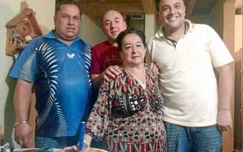 Adiela Torres Cifuentes de Narváez en su cumpleaños 80 acompañada de sus hijos.