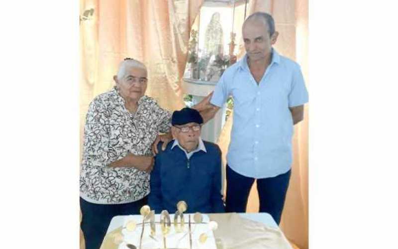 Ramón Ortiz cumplió 100 años de vida, pensionado de Obras Publicas de Manzanares, celebró junto a sus esposa Lucila Carvajal y s