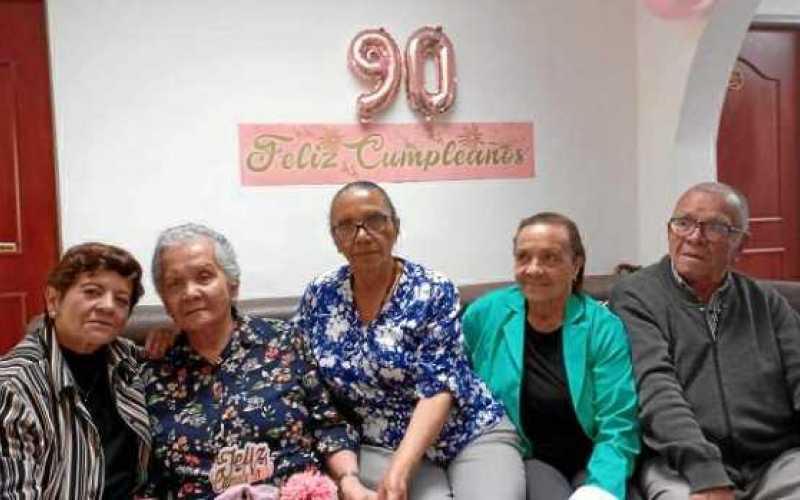 Foto | Archivo Familiar | LA PATRIA En Mayo 28 le celebraron el cumpleaños número 90 a Magola Echavarria Carvajal la acompañan s