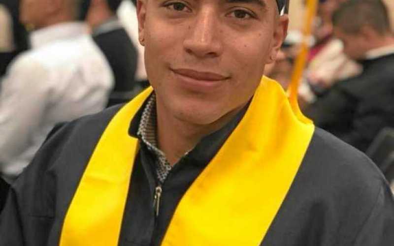 La Universidad tecnológica de Pereira, le otorgo el titulo de veterinario al triatleta caldense Jacobo Bernal Arias, sus padres 