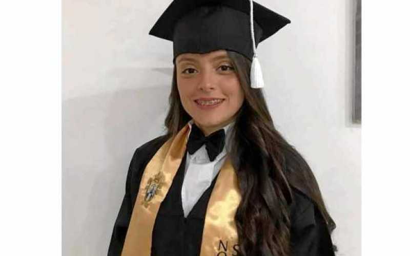 La pacoreña Luisa Fernanda Zapata González recibió de la Institución Educativa Escuela Normal Superior San José su grado como Ma