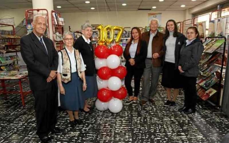La Librería Paulinas celebra 107 años y de ellos 73 lleva en Manizales. En la imagen: Óscar Gaviria Valencia, la directora de Li