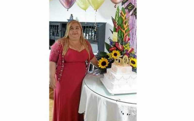Claudia María García Aristizábal en sus 50 años le celebraron el cumpleaños sus Familiares y amigos. ala agasajada le llevaron s