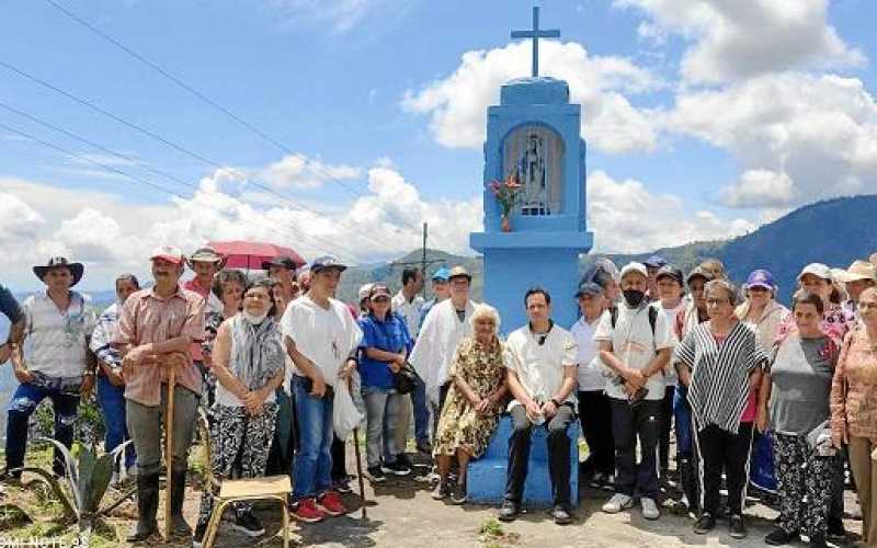 Con el párroco nacido en Manzanares Ramiro Tabares se cumplió la “Peregrinata número 11”, el lunes 14 de este mes, desde el corr