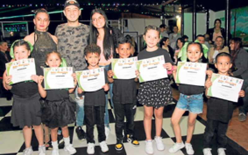 La academia Dancing Tango Milonga y Vals certificó a sus alumnos en el establecimiento Atardeceres de Chipre. En muestra infanti