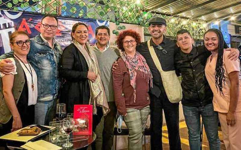 En la librería Ágora se realizo una lectura de poemas de Ana Patricia Collazos y recital musical al evento Asistieron Ana Muñoz,