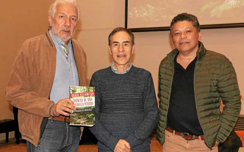 Darío Villamizar Herrera, autor del libro; Carlos Alberto Ospina Herrera, docente Universidad de Caldas y Mario Hernán López Bec