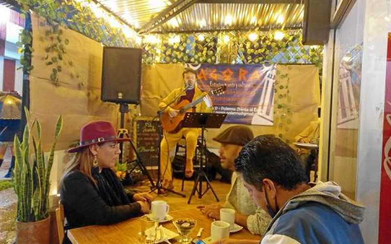 Una Noche de música brasilera se escucho en la librería Ágora en la guitarra del Genaro López