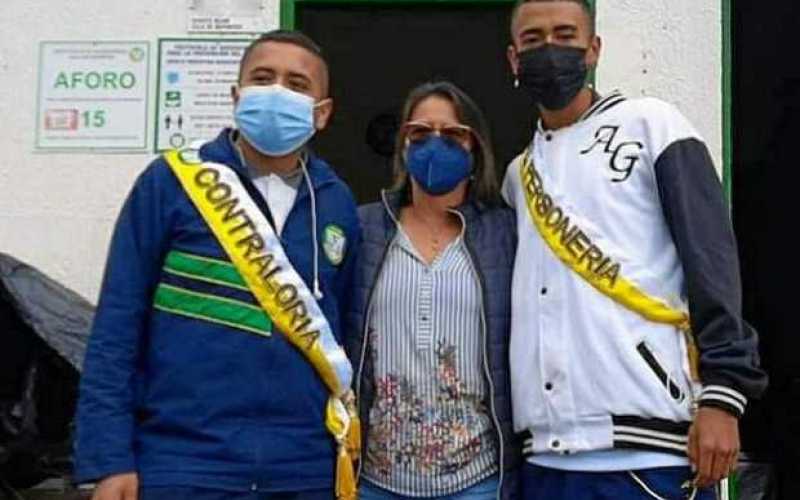 Wilder Posada Márquez, contralor; Rectora Odilia Ramírez Contreras y Juan Esteban Henao Villegas, personero.