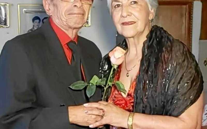 Lola Riaño y Carlos Restrepo, una pareja de esposos oriundos de Neira, celebraron en compañía de sus hijos, nietos y amigos 60 a