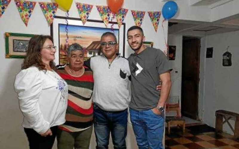 A José Fernando Rave (tercero en la foto) le celebraron el cumpleaños Patricia Eugenia Duque Ochoa, Matilde Rave Tangarife y Jua