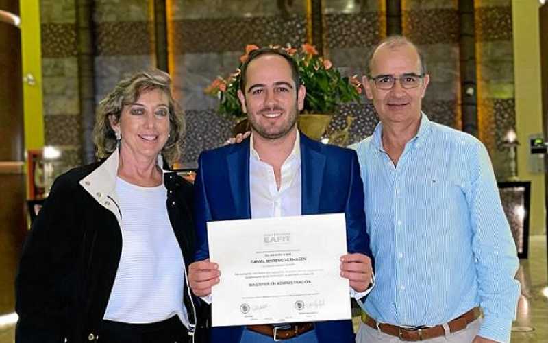 La universidad EAFIT le otorgo a Álvaro Moreno el grado de Magister en Administración lo acompañan en la foto Jennifer Verhagen 