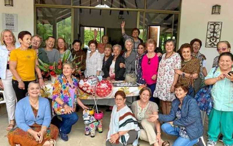 Sentadas: Ana Clemencia Mejía, Esperanza Pineda, Ruth Echeverry, María Teresa López, Beatriz Suescún. De pie: María del Socorro,
