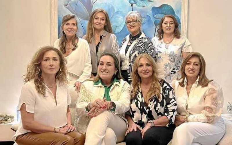 Soraya Castaño López, Luz Galeano Morales, Susana Castaño y Graciela de Restrepo. De pie: Beatriz Rojas Quiceno, Liliana Castaño