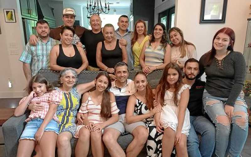 Sentados Alicia Hernández, Ercilia Hernández, Juana María Hernández, Juan Manuel Hernández, Diana Torres, Manuela Escobar, Aleja